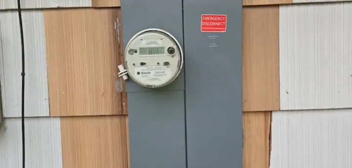 Upgraded 200-amp electrical service with SMUD meter on a Sacramento home