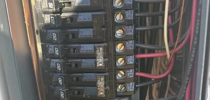 Red and black hot wires from multiwire branch circuits landed on breakers in an older panel